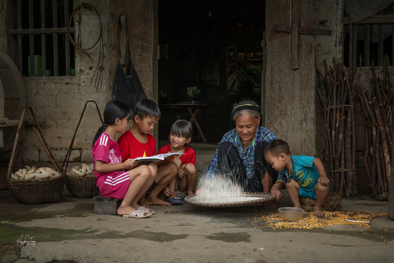 Bên hiên nhà dân tộc Nùng Phàn Slình