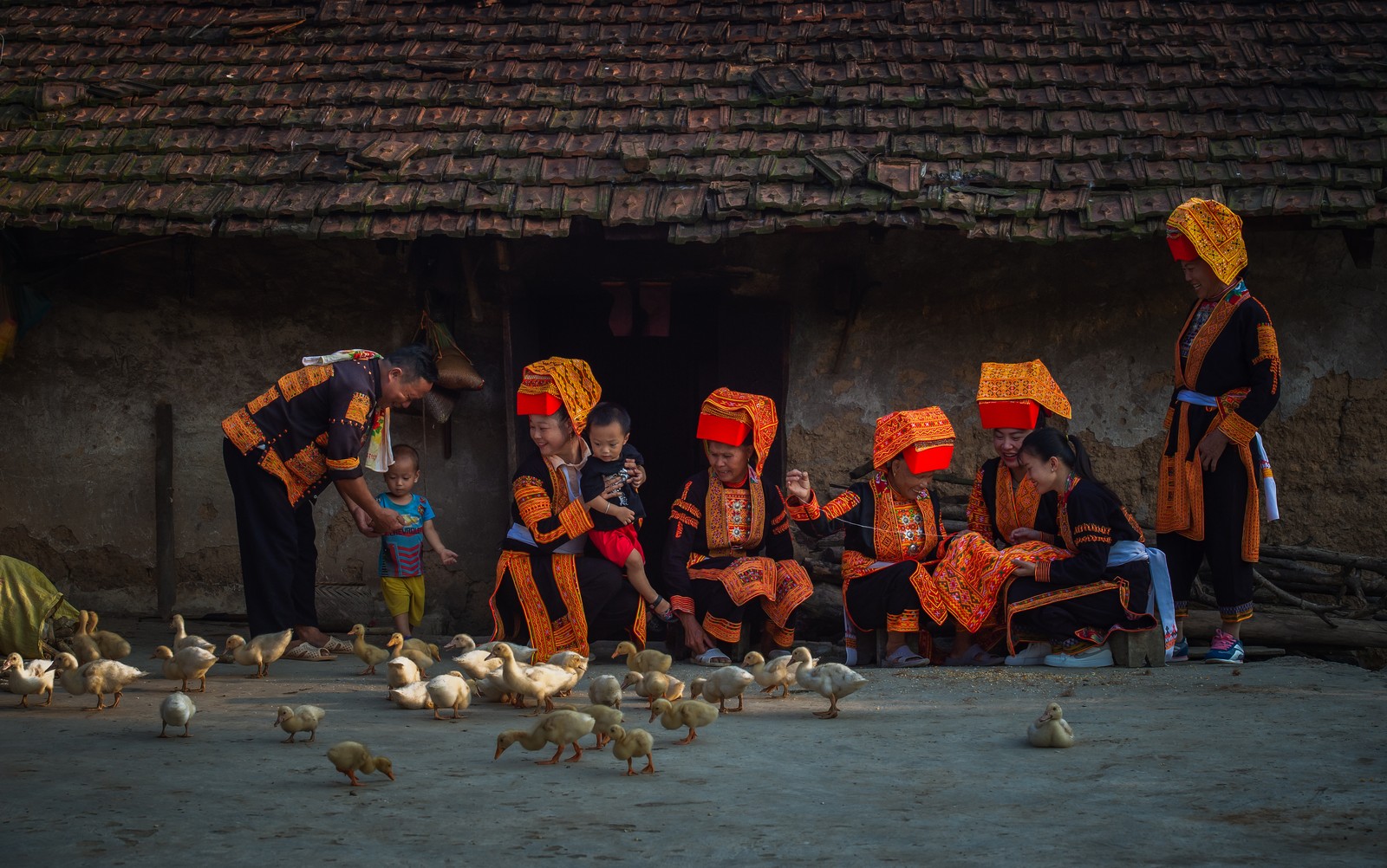 Bên hiên nhà dân tộc Dao Lô Gang