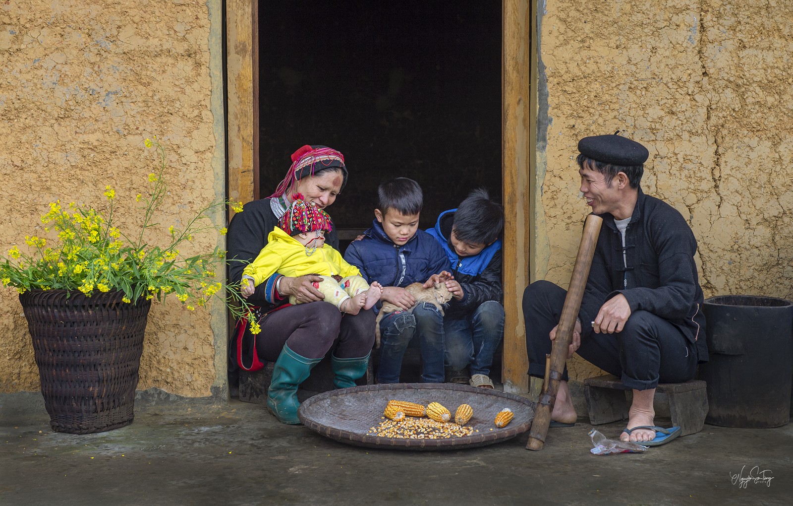 Bên hiên nhà ở bản Nặm Đăm
