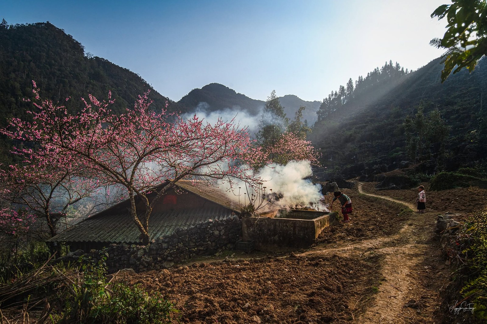 Chiều về trên bản