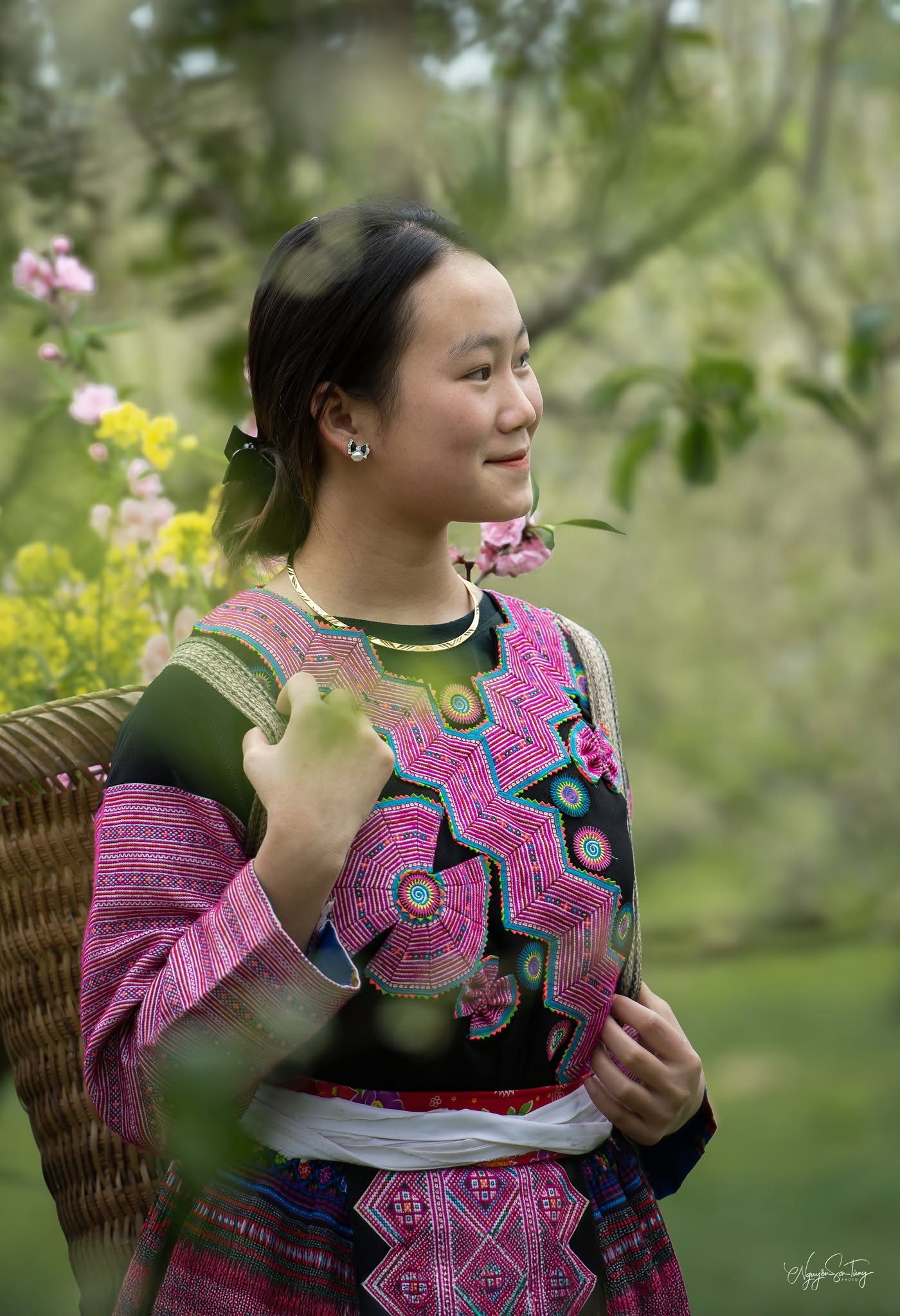 Thiếu nữ Mông