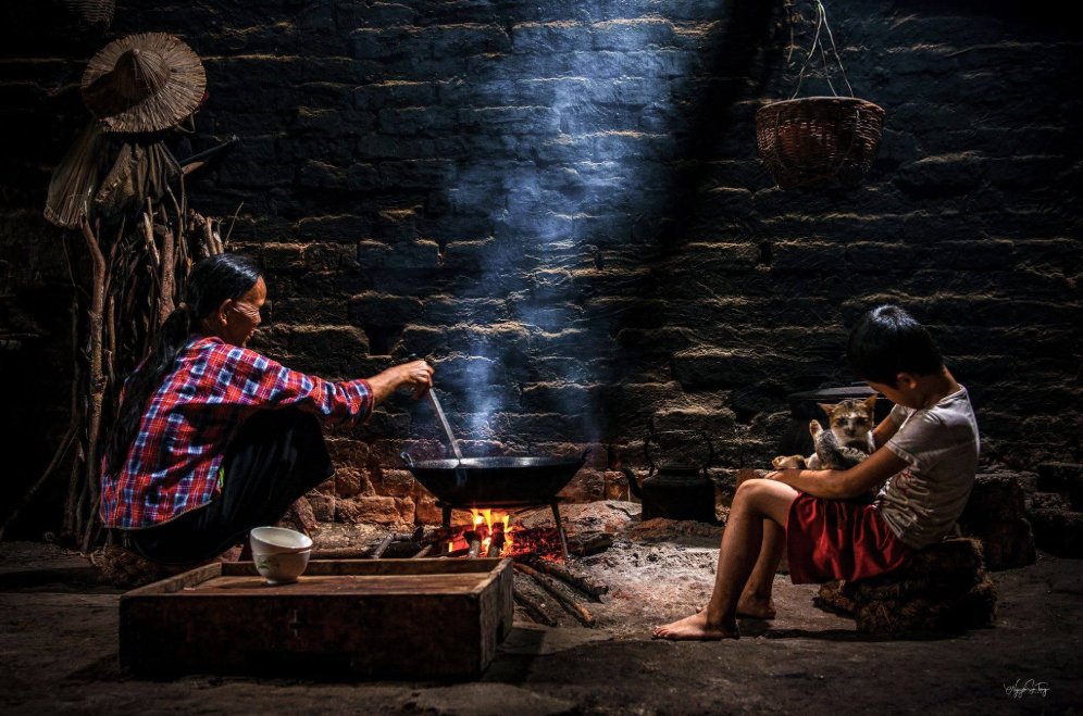 Nấu cơm bên bếp