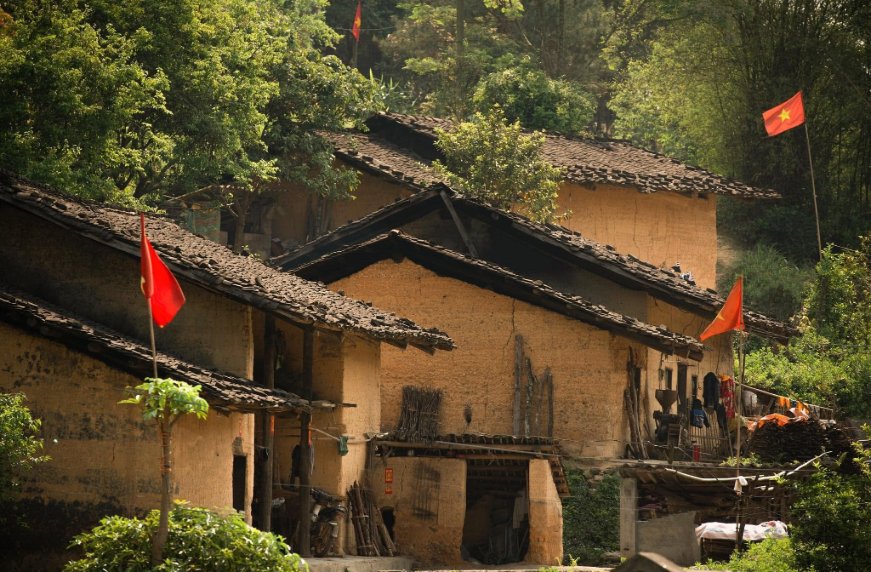 Nhà trình tường
