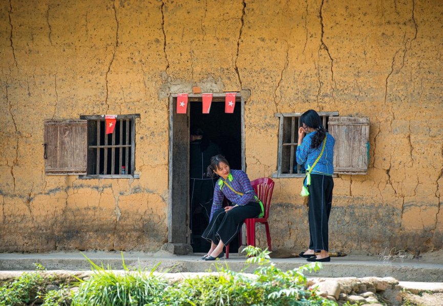 Hai cô gái trước nhà đất