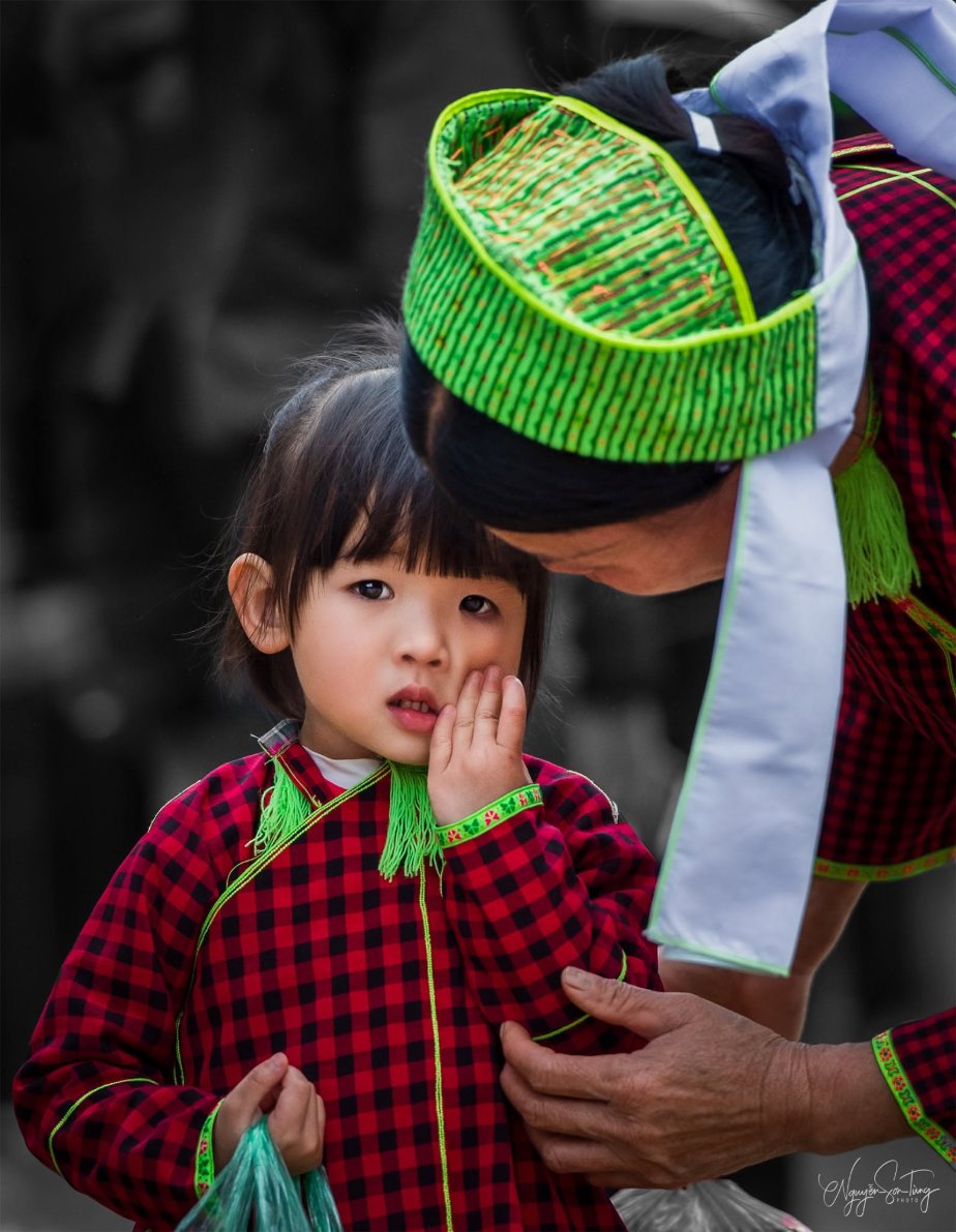 Mẹ hôn má con