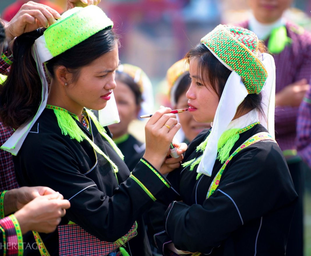 Trang điểm ngày hội