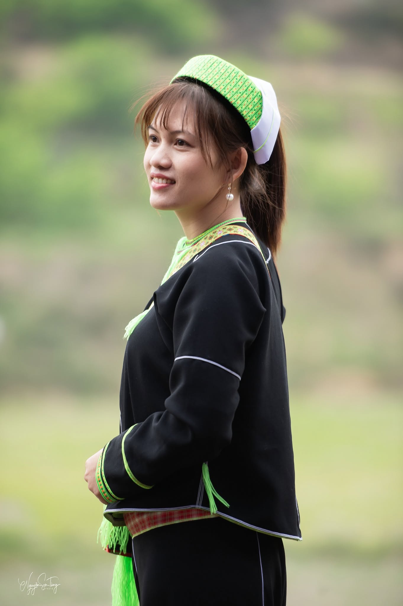 Thiếu nữ bên đồi