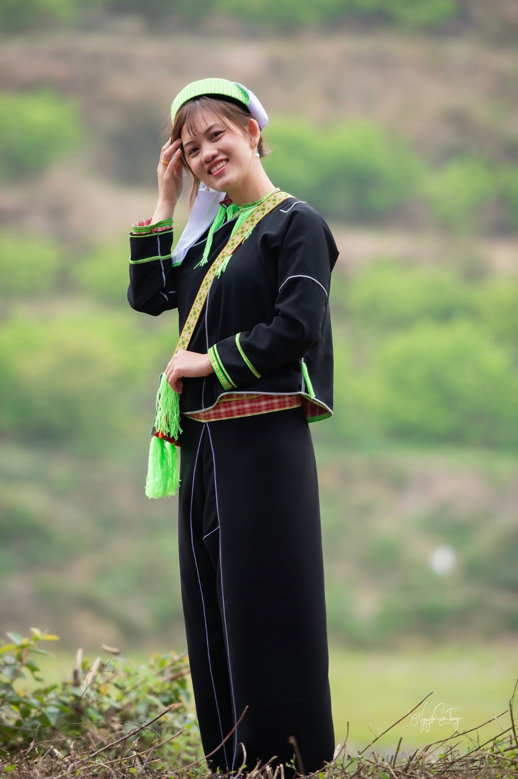 Thiếu nữ vén tóc