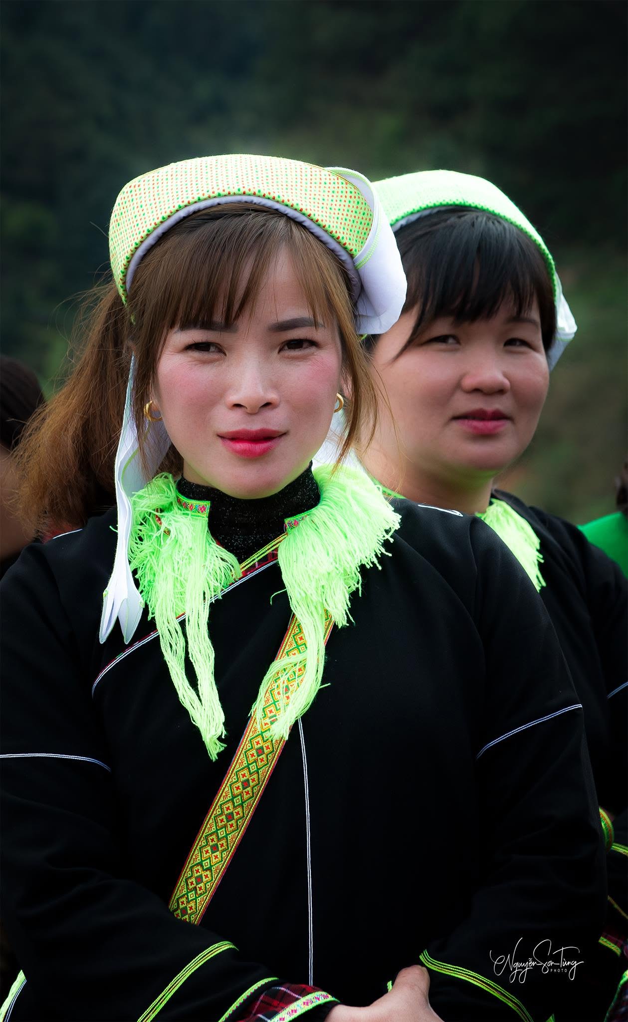 Thiếu nữ ngày hội